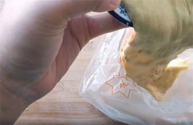 把玉米面用開水一燙,加半碗麵粉,手不沾面,蓬鬆柔軟比麵包好吃