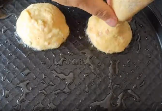 把玉米面用開水一燙,加半碗麵粉,手不沾面,蓬鬆柔軟比麵包好吃