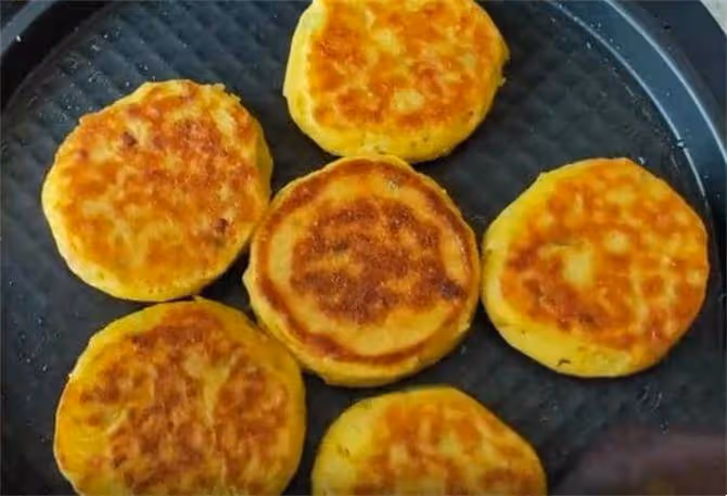 把玉米面用開水一燙,加半碗麵粉,手不沾面,蓬鬆柔軟比麵包好吃