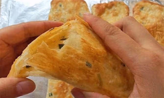 這個餅外面賣6元,排隊10分鐘才買到,教你在家做,咬一口直掉渣