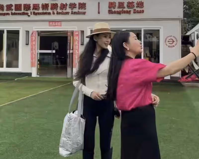 森林北女兒正面照曝光!長相甜美十分乖巧,放暑假跟著媽媽工作!
