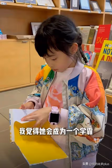 熊黛林陪老公回大學母校,同框好甜蜜,6歲女兒愛看書被誇是學霸