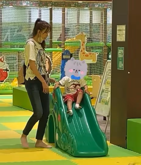 林志玲台場帶兒上遊樂場被直擊！穿哆啦Ａ夢T坐玩具車好少女