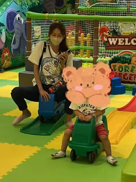 林志玲台場帶兒上遊樂場被直擊！穿哆啦Ａ夢T坐玩具車好少女