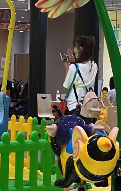 林志玲台場帶兒上遊樂場被直擊！穿哆啦Ａ夢T坐玩具車好少女