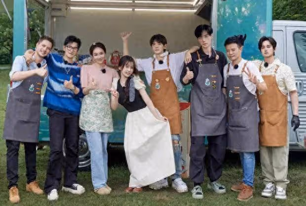 《中餐廳8》全員合照曝光!虞書欣給姜妍黃曉明等拍寫真