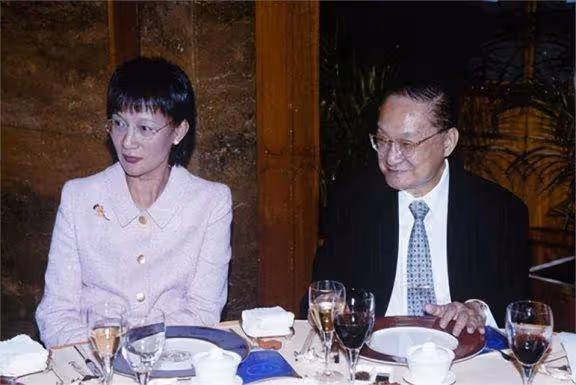 23年相濡以沫敗給23歲的小三,兒子自殺後,她讓小三付出代價