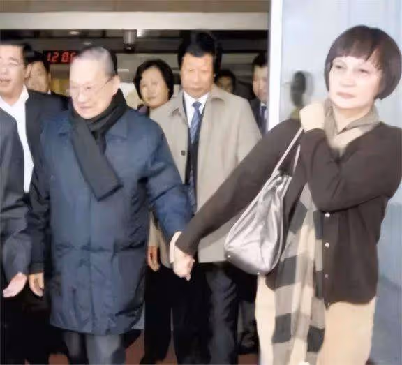 23年相濡以沫敗給23歲的小三,兒子自殺後,她讓小三付出代價