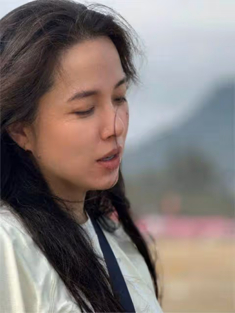 靳東老婆曬近照,46歲李佳滿頭白髮臉上無皺紋,自信明媚還漂亮