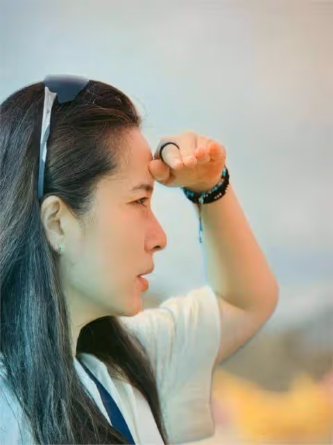 靳東老婆曬近照,46歲李佳滿頭白髮臉上無皺紋,自信明媚還漂亮