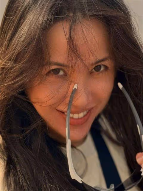 靳東老婆曬近照,46歲李佳滿頭白髮臉上無皺紋,自信明媚還漂亮