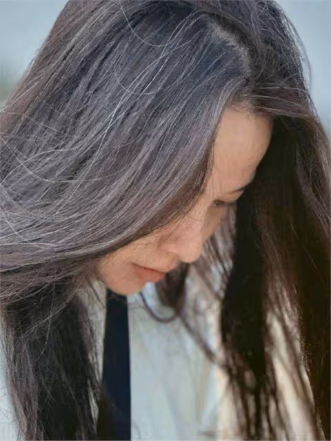 靳東老婆曬近照,46歲李佳滿頭白髮臉上無皺紋,自信明媚還漂亮
