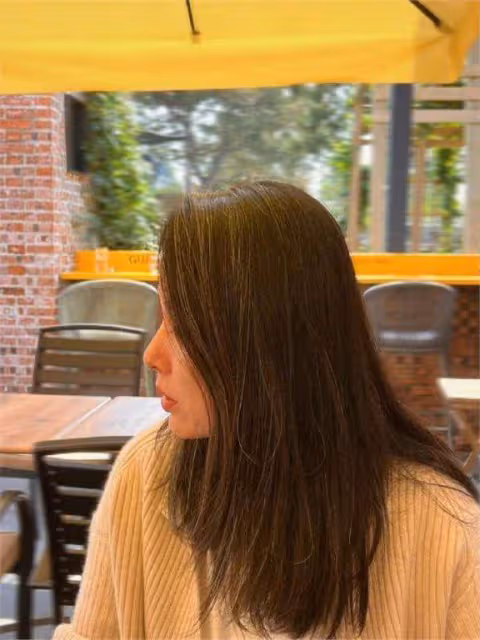 靳東老婆曬近照,46歲李佳滿頭白髮臉上無皺紋,自信明媚還漂亮