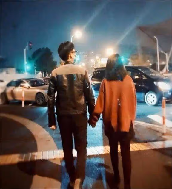靳東老婆曬近照,46歲李佳滿頭白髮臉上無皺紋,自信明媚還漂亮