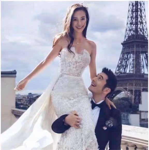 老牛再吃嫩草!黃曉明快樂又回來了,小十四歲女友確實優秀