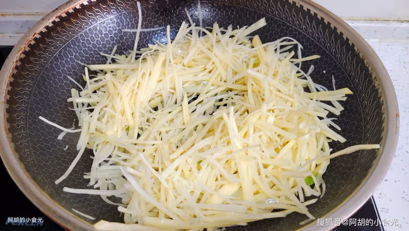 夏天特饞這道菜，湯汁多好下飯！三種菜燉出一鍋鮮，便宜好做，一口喚醒好食慾