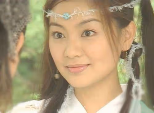 還記得《倚天屠龍記》里的「小昭」嗎?如今年過半百依然時尚猶存