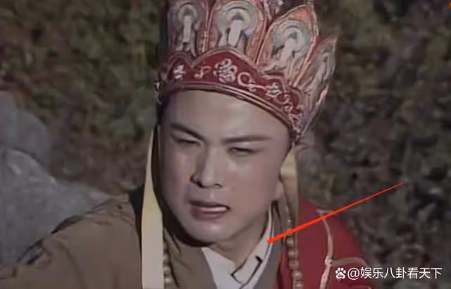 穿內衣就算了，輸血管也忍了，那個「戴口罩」的就有點說不過去了