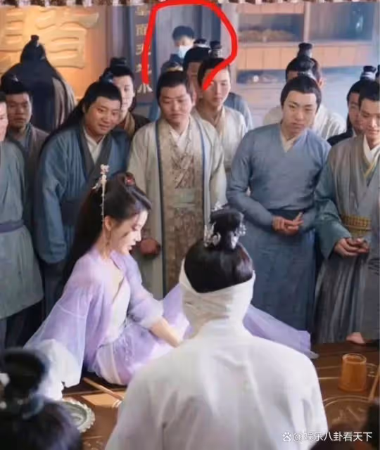 穿內衣就算了,輸血管也忍了,那個「戴口罩」的就有點說不過去了