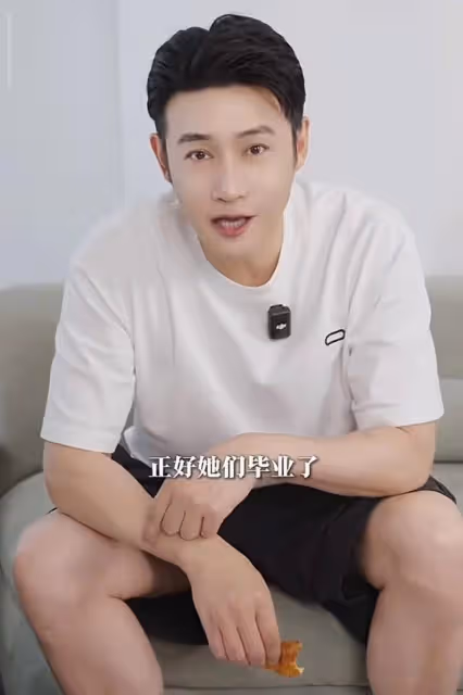陸毅慶祝倆女兒畢業,貝兒小葉子一起拉小提琴,優雅漂亮超養眼