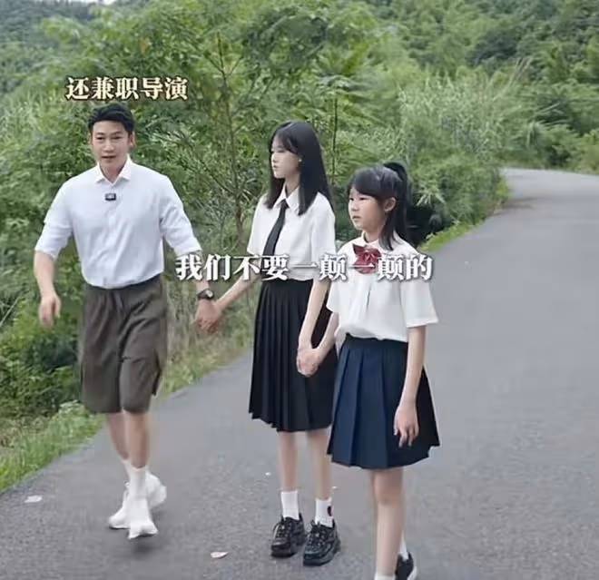 陸毅慶祝倆女兒畢業,貝兒小葉子一起拉小提琴,優雅漂亮超養眼
