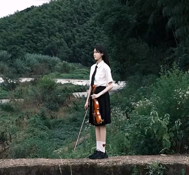 陸毅慶祝倆女兒畢業,貝兒小葉子一起拉小提琴,優雅漂亮超養眼