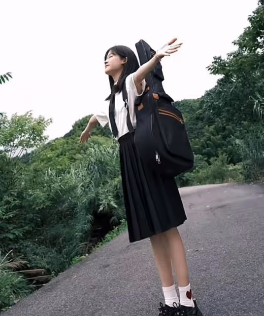 陸毅慶祝倆女兒畢業,貝兒小葉子一起拉小提琴,優雅漂亮超養眼
