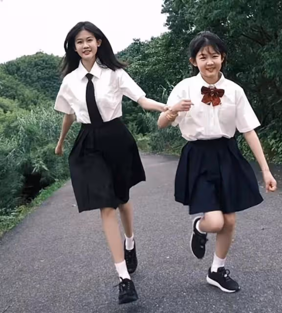 陸毅慶祝倆女兒畢業,貝兒小葉子一起拉小提琴,優雅漂亮超養眼