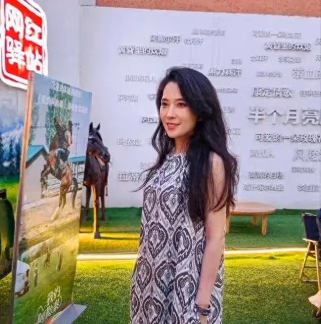 森林北帶女兒現身,參加活動大秀好身材,只看不動筷對自己要求嚴
