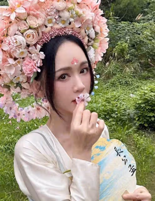 45歲陳喬恩簪花造型甜美似少女,口含粉花俏麗多姿