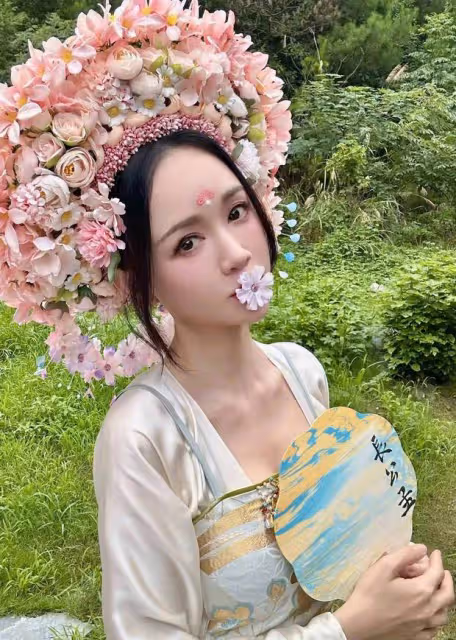 45歲陳喬恩簪花造型甜美似少女,口含粉花俏麗多姿