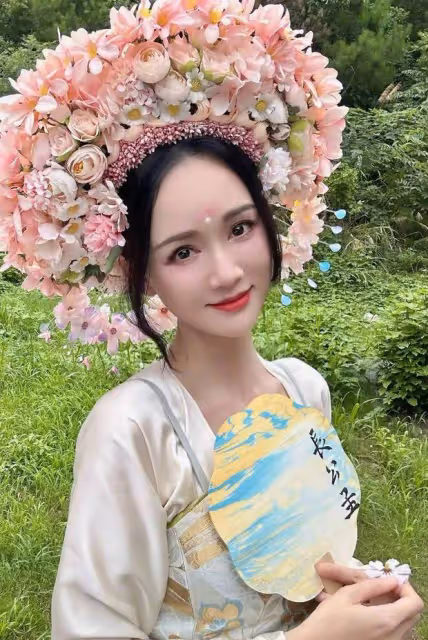 45歲陳喬恩簪花造型甜美似少女,口含粉花俏麗多姿
