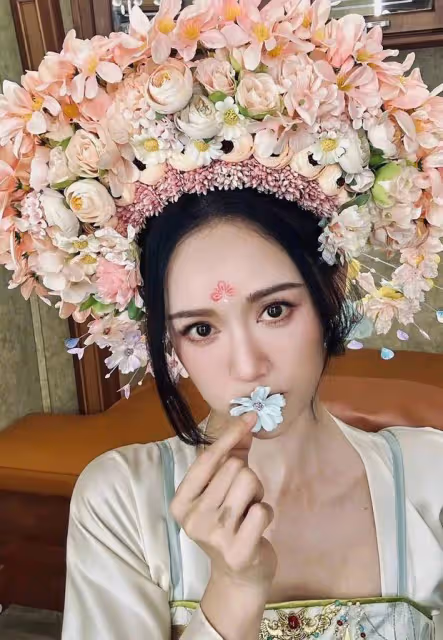 45歲陳喬恩簪花造型甜美似少女,口含粉花俏麗多姿