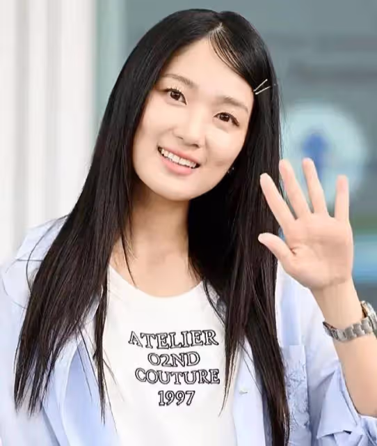 《小背跑》女主金惠允機場生圖,造型讓人看的兩眼一黑,太普了