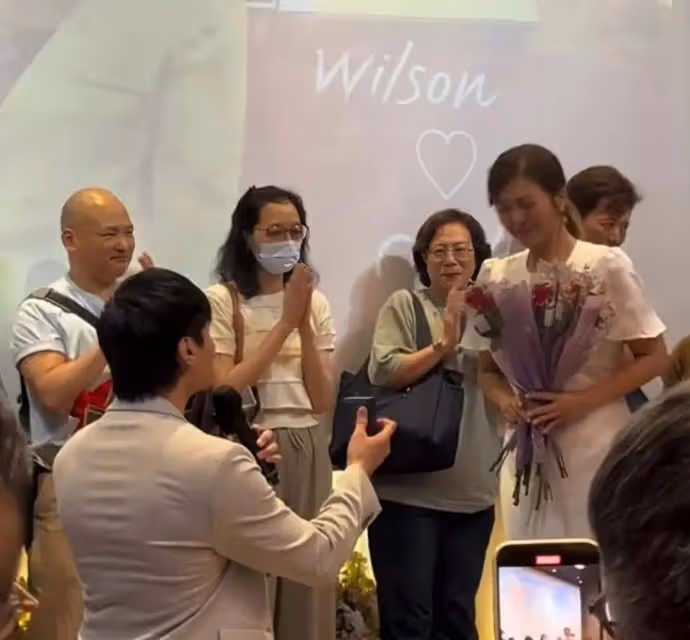 恭喜!TVB女星結婚!患胃癌男星老公當眾單膝下跪求婚,激動到大哭