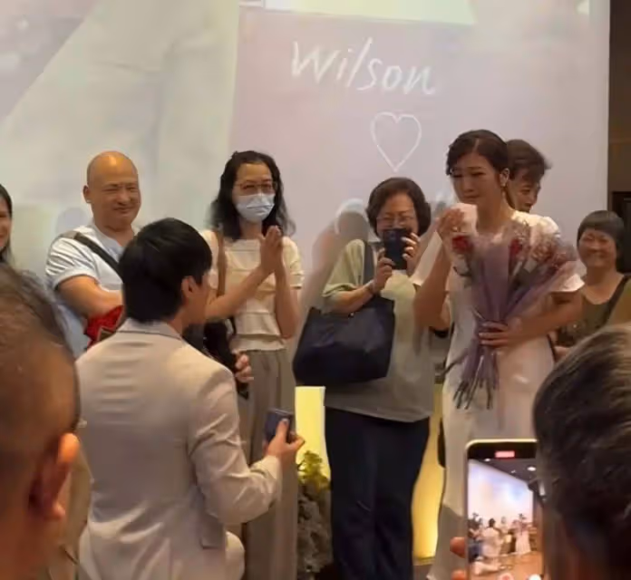 恭喜!TVB女星結婚!患胃癌男星老公當眾單膝下跪求婚,激動到大哭