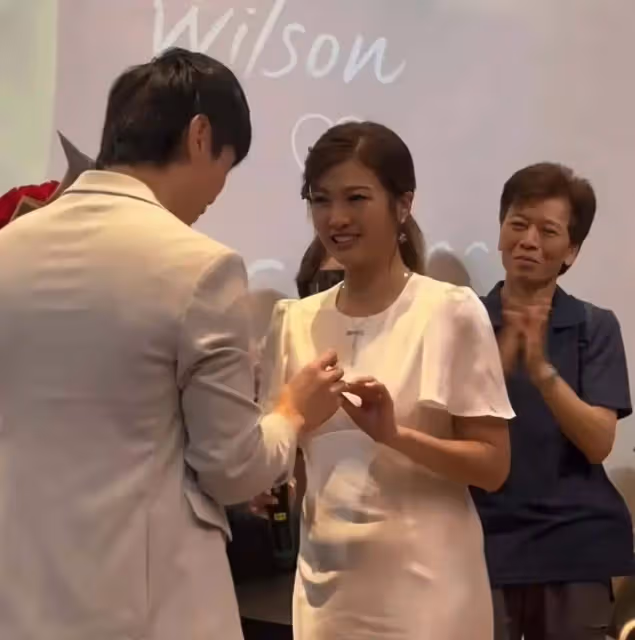 恭喜!TVB女星結婚!患胃癌男星老公當眾單膝下跪求婚,激動到大哭