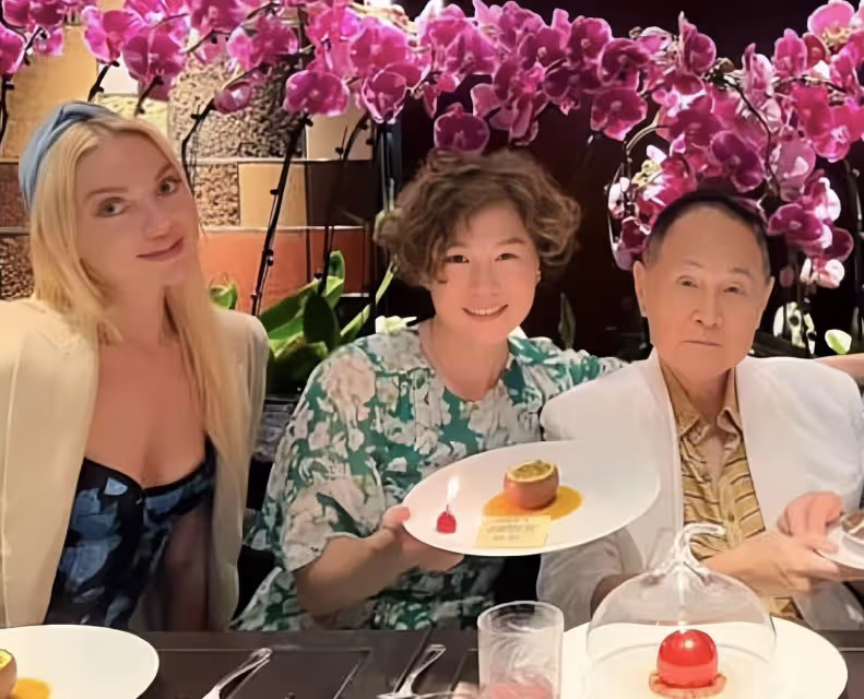恭喜!87歲香港富豪趙世曾又曝新戀情,和外籍女友發展「爺孫戀」