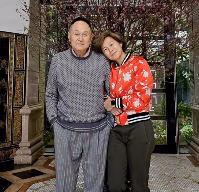 恭喜!87歲香港富豪趙世曾又曝新戀情,和外籍女友發展「爺孫戀」