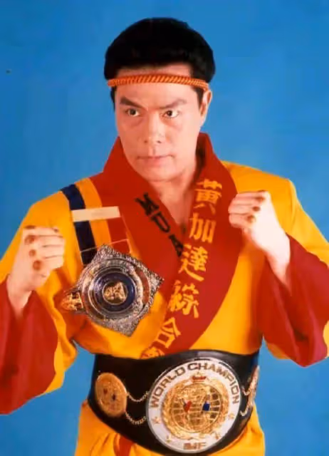 他曾是與李小龍媲美的武打明星,史泰龍的動作指導,全世界徒子徒孫有20萬人