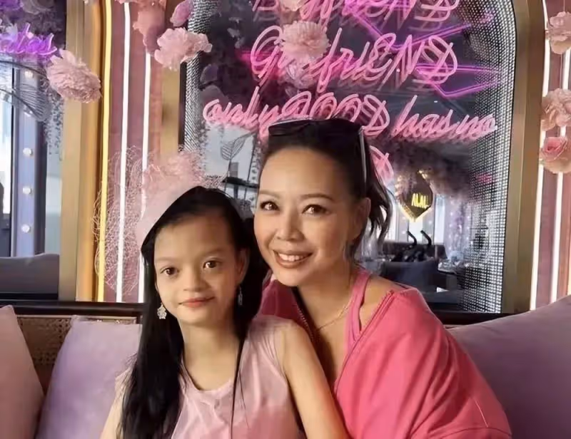 TVB前花旦帶女兒出遊,大女兒患罕見病曾被斷言活不過兩歲,老公是胡杏兒前男友