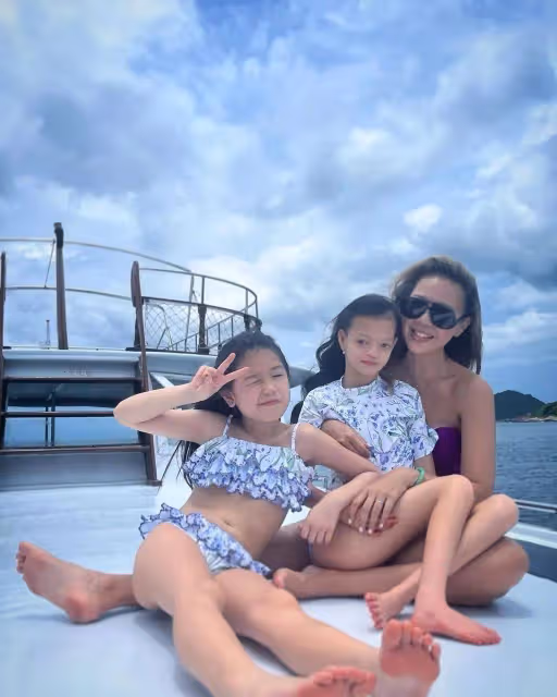 TVB前花旦帶女兒出遊,大女兒患罕見病曾被斷言活不過兩歲,老公是胡杏兒前男友