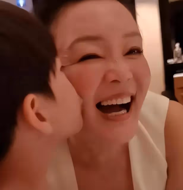 小梅給玥兒買新衣服啦,但遺憾都不給她穿