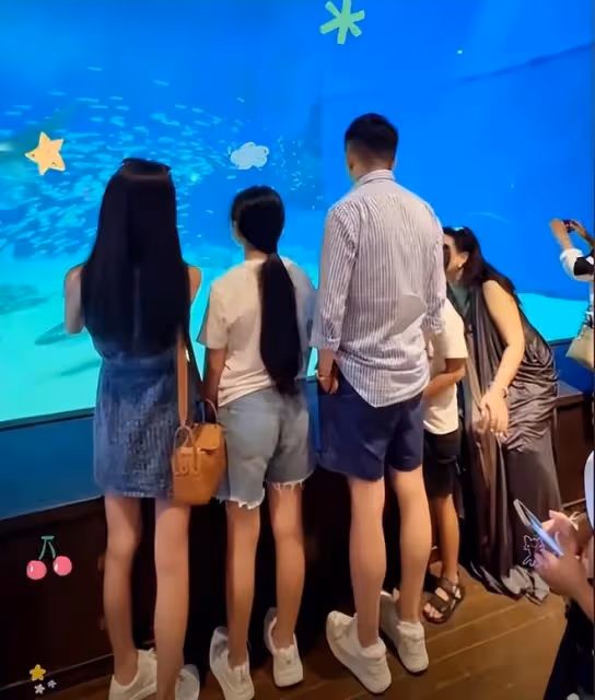 小梅給玥兒買新衣服啦,但遺憾都不給她穿