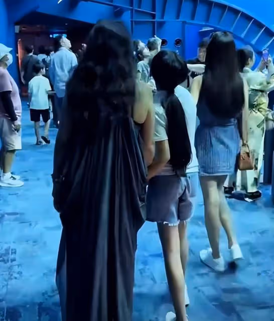 小梅給玥兒買新衣服啦,但遺憾都不給她穿