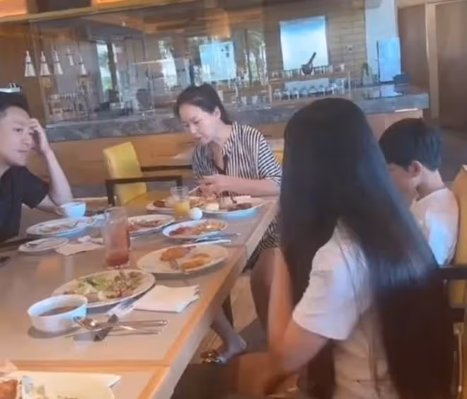 箖兒朝奶奶張蘭吐口水,大S對兒女的管教要加強,需要重視
