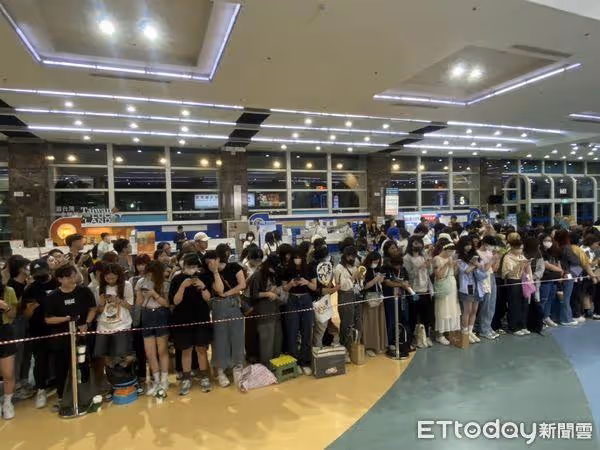 直擊／泰民、燦烈來了！小港機場深夜擠爆…上百人狂奔
