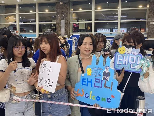 直擊／泰民、燦烈來了！小港機場深夜擠爆…上百人狂奔
