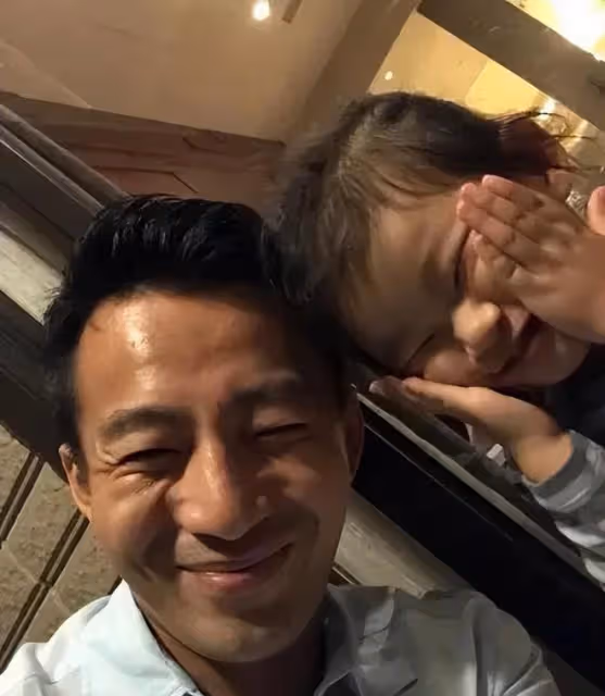 太心疼!Mandy小玥兒牽手遊玩,小玥兒抗拒握手,沒穿內衣惹爭議