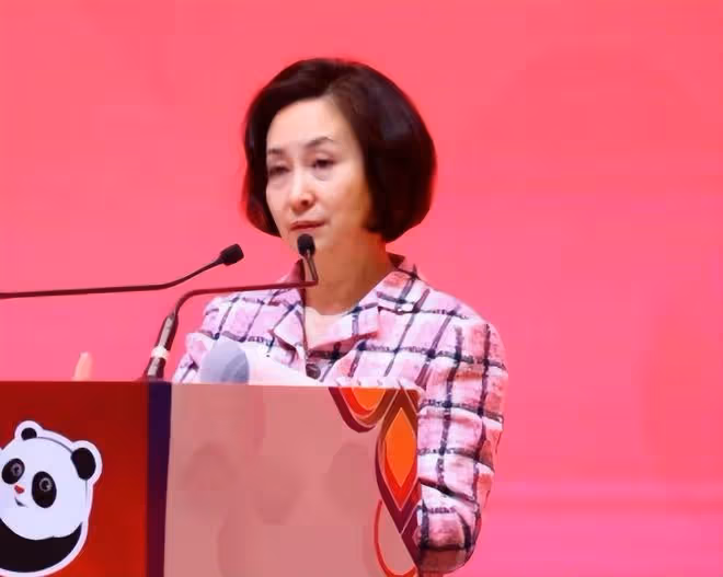 61歲何超瓊出席中泰文化大會,面容略顯疲憊,穿粉衣加分不少